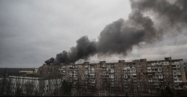 Cadenas de noticias suspenden operaciones en Rusia