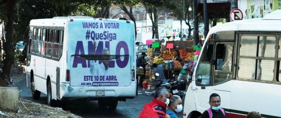 El INE ordena retirar la propaganda a favor de AMLO en 30 estados del país