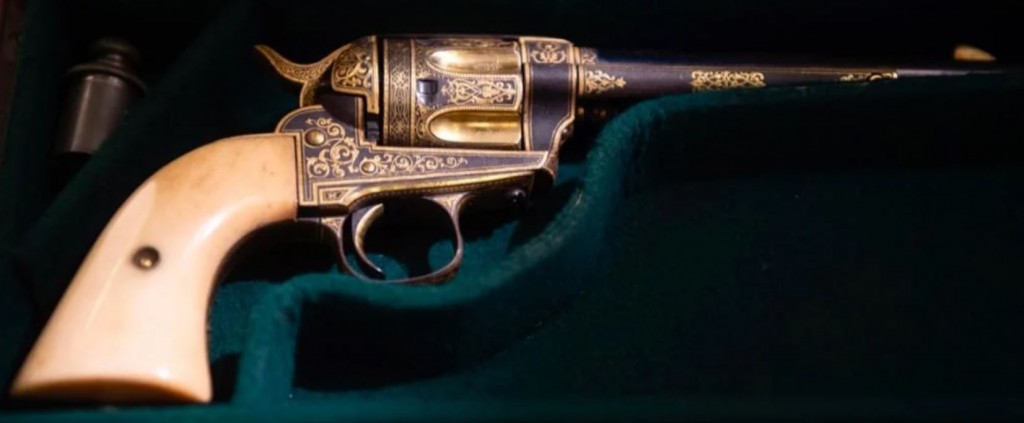 Cuba regala a AMLO histórica pistola que Francisco I. Madero mandó hacer para Villa