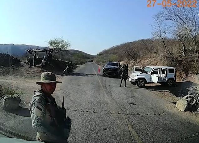 Hombres armados detienen convoy de prensa