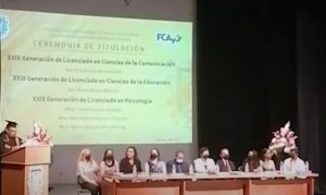 Piden quitarle el título al mejor egresado por pensar distin