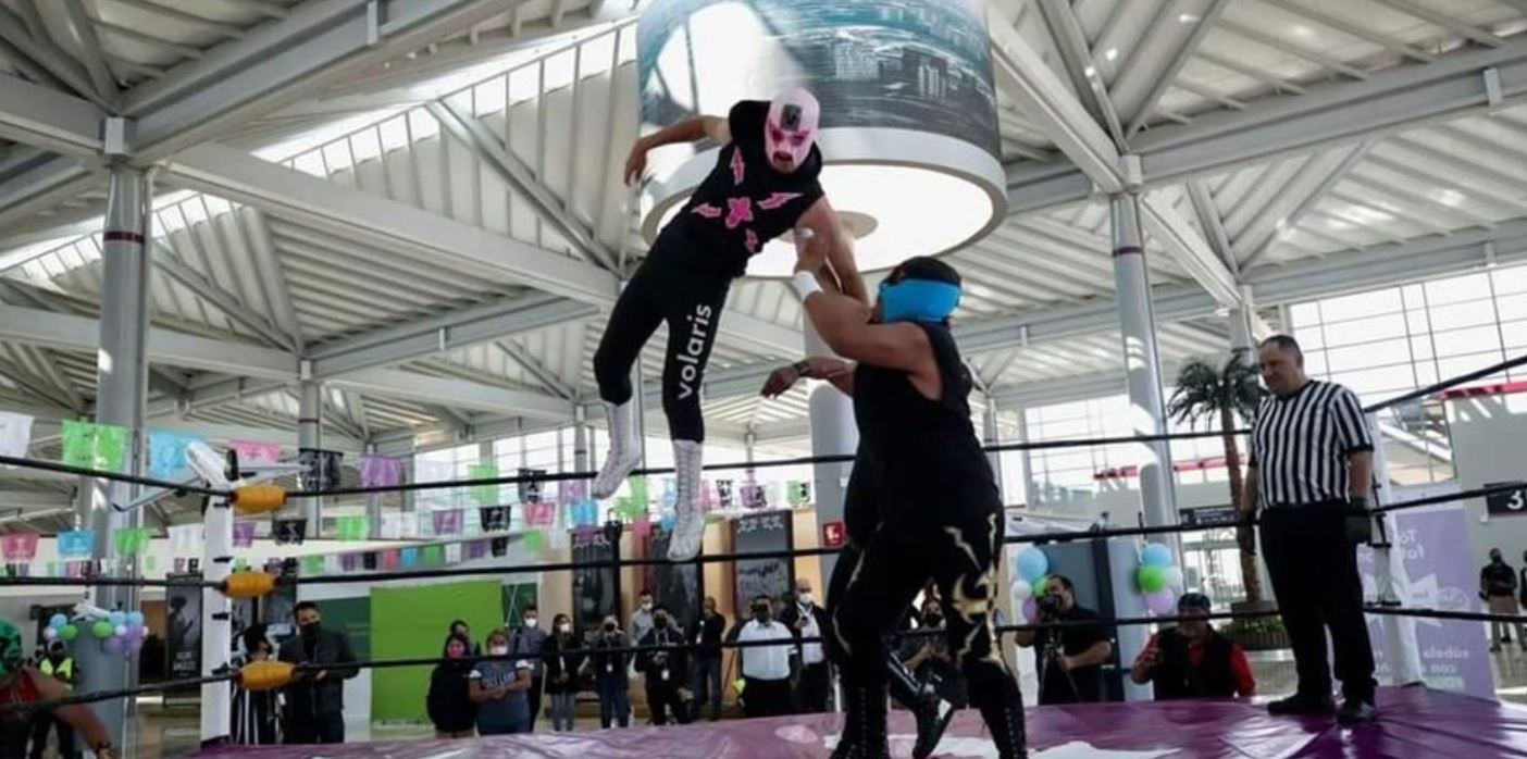 De dos a tres caídas! Promocionan el AIFA con lucha libre - Foto de Agencia Reforma