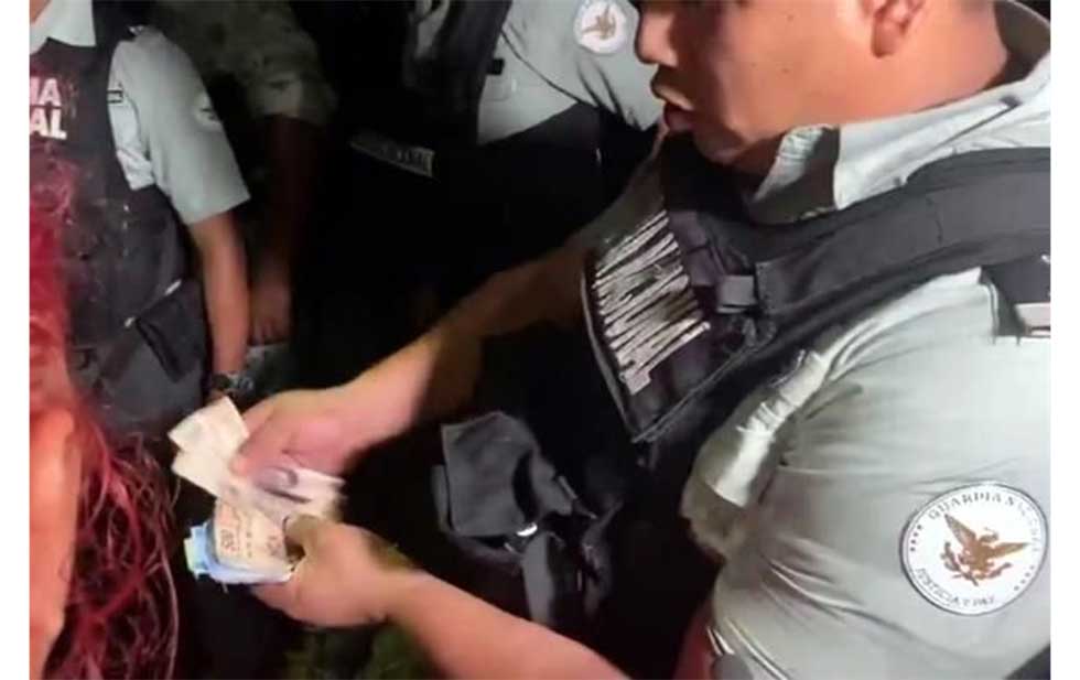 Foto- REFORMA - En un video se observa cómo un elemento devuelve el equivalente a los mil 800 dólares