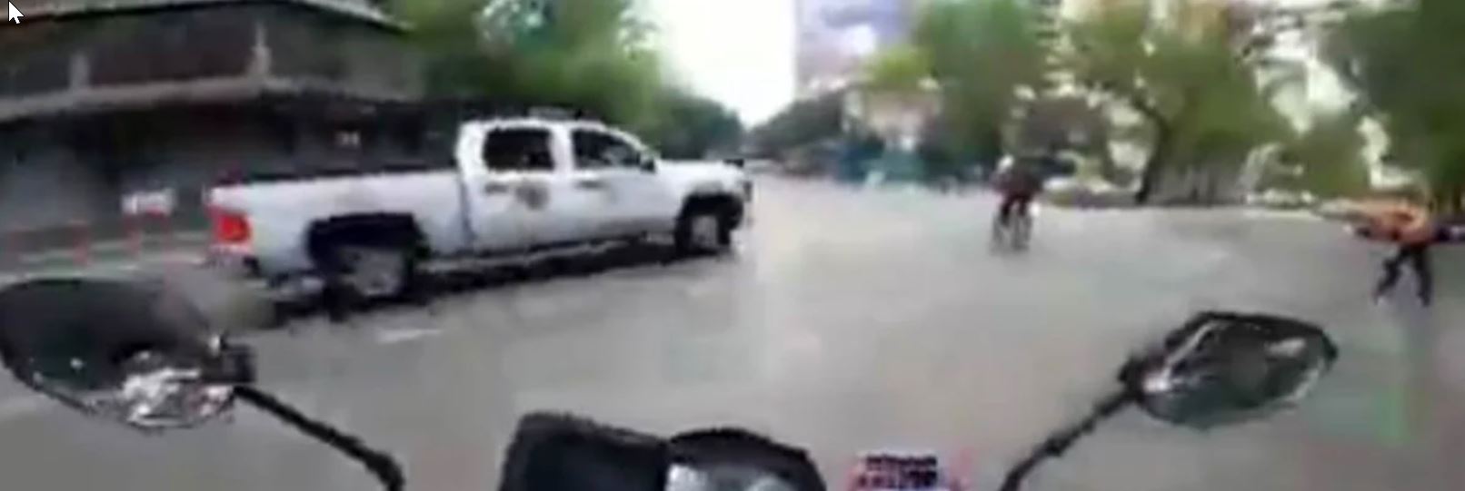 Protección Civil atropella a ciclista, huye y lo deja tirado
