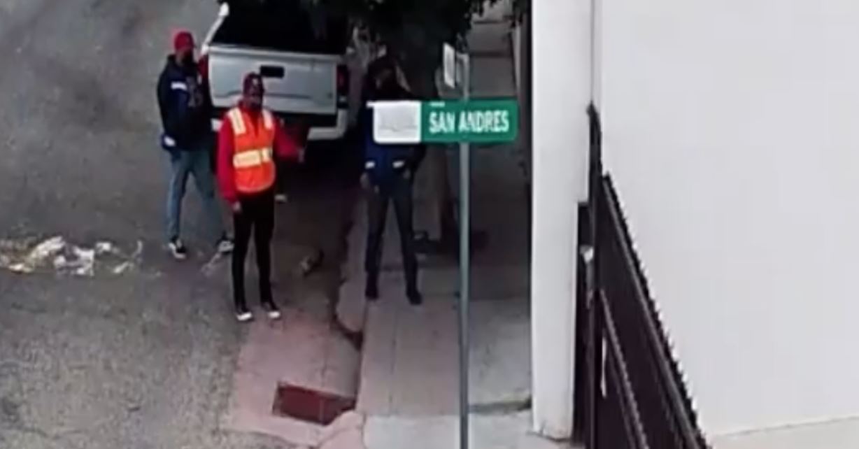 Aasltantes con chaleco de construcción