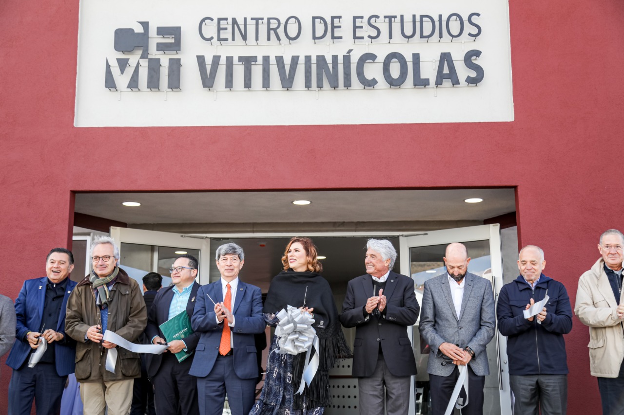 La Gobernadora Marina del Pilar Avila Olmeda, durante la inauguración del centro de estudios Vitivinícolas del CETYS Universidad Campus Ensenada.