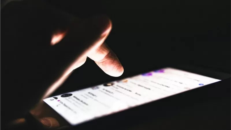 Celular oscuro - bbc