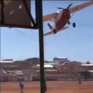 Avioneta sobre campo de béisbol - Foto YouTube