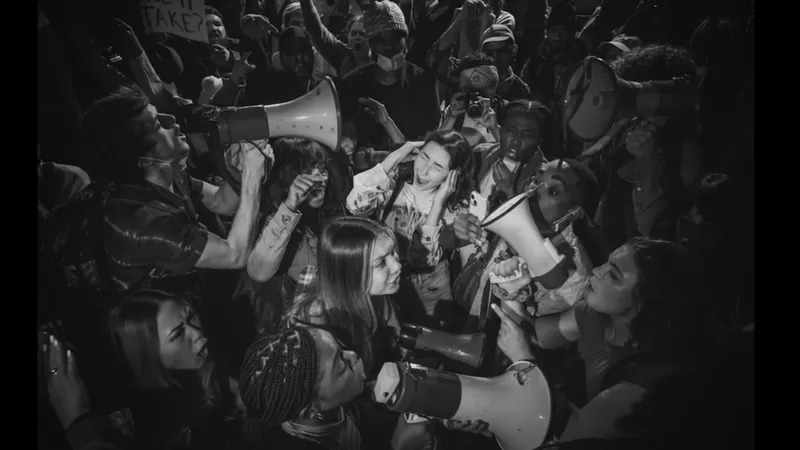 bbc - anuncios multitud