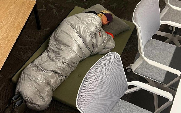 Empleada durmiendo twitter
