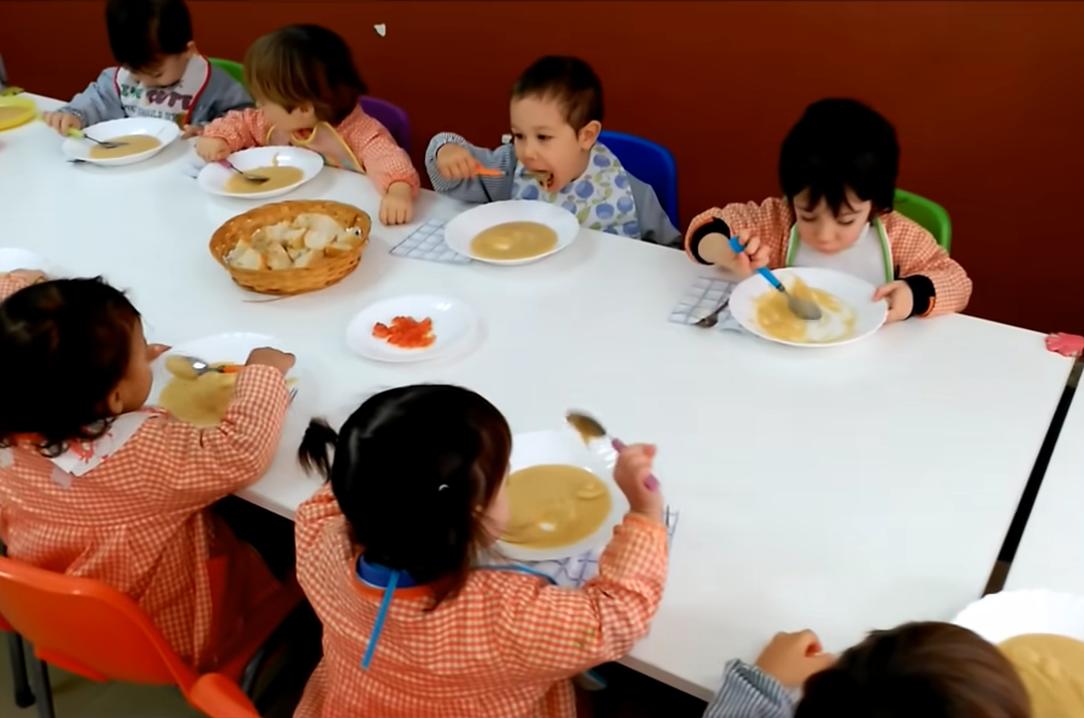 Mira lo bien que comen los niños cuando así lo aprenden