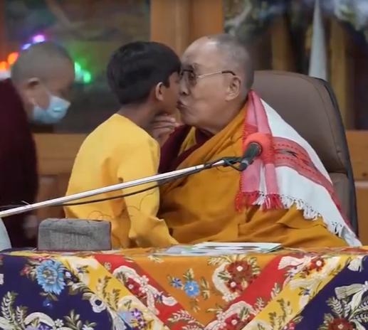 Dalai Lama besa a niño en la boca