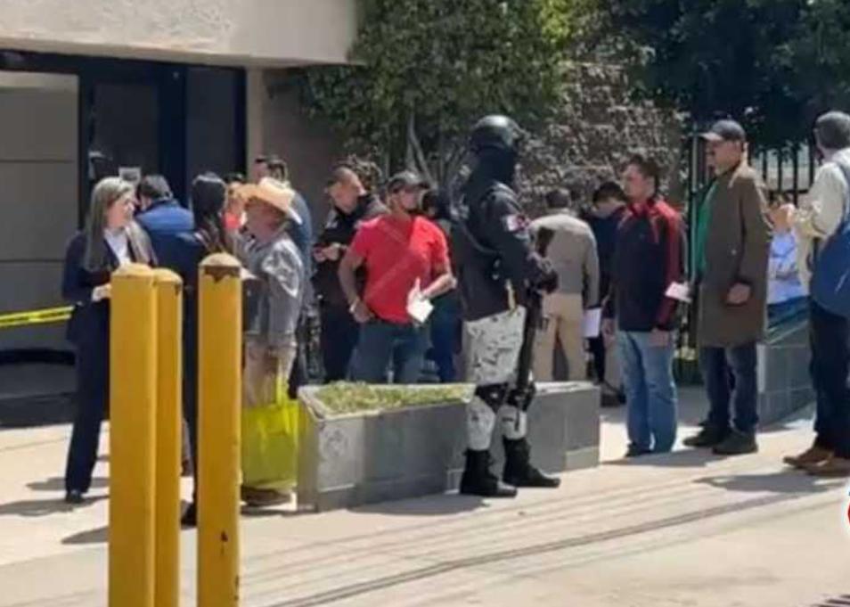 Dos hombres dispararon al aire y asaltaron a usuaria de la CFE