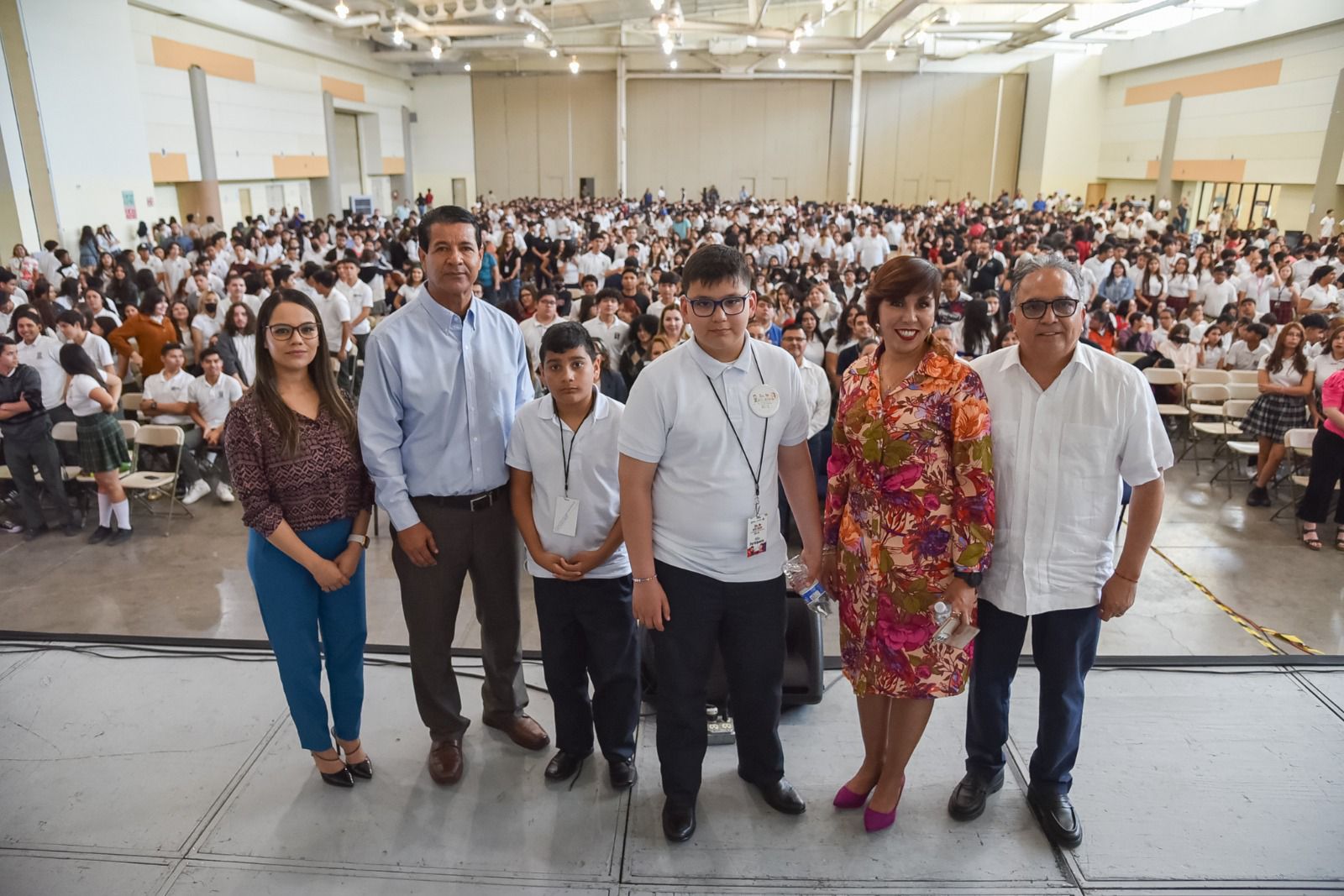 Estudiantes del COBACH BC asisten a conferencia motivacional para lograr sus metas