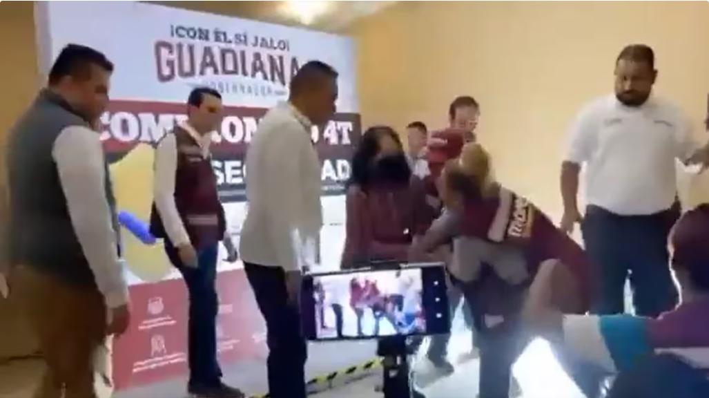 Mario Delgado se alejó y dijo- Un aplauso a la señora y posteriormente, abrácenla, abrazos, abrazos.