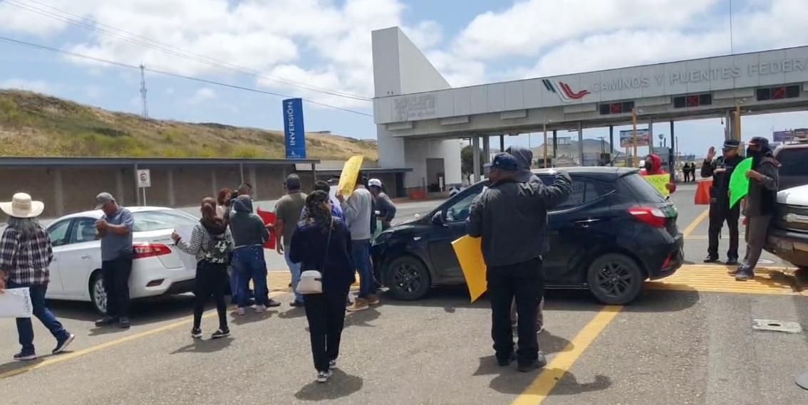 Cierran caseta de autopista escénica manifestantes de Rosarito