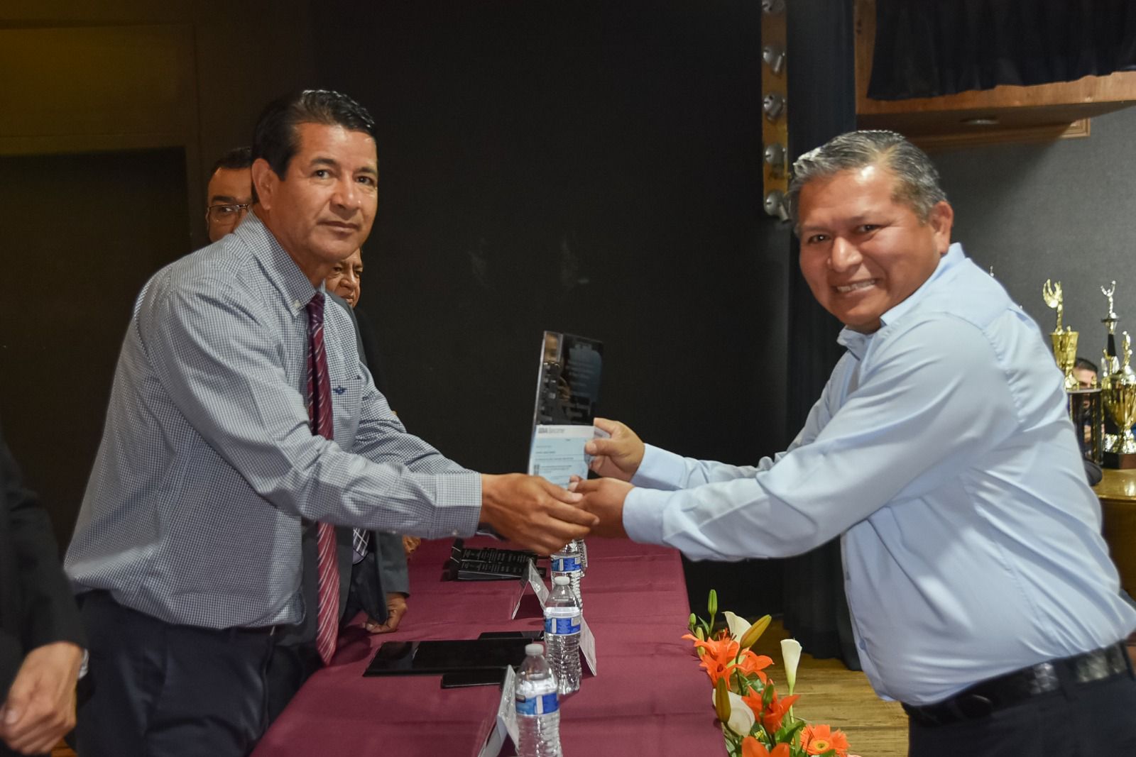 Entrega Juan E Carpio reconocimientos y estimulos económicos