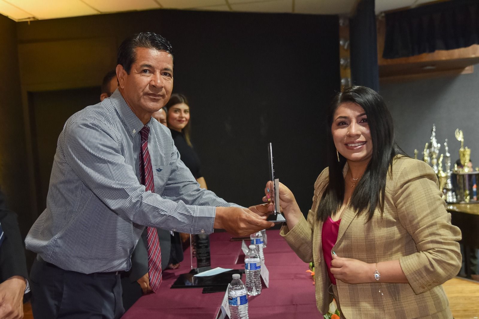 Entrega Juan Eugenio Carpio Asencio reconocimientos y estimulos
