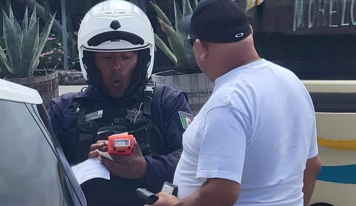 Policias de Rosarito-Cobro de Multas con terminal bancaria-Foto-BajaNews