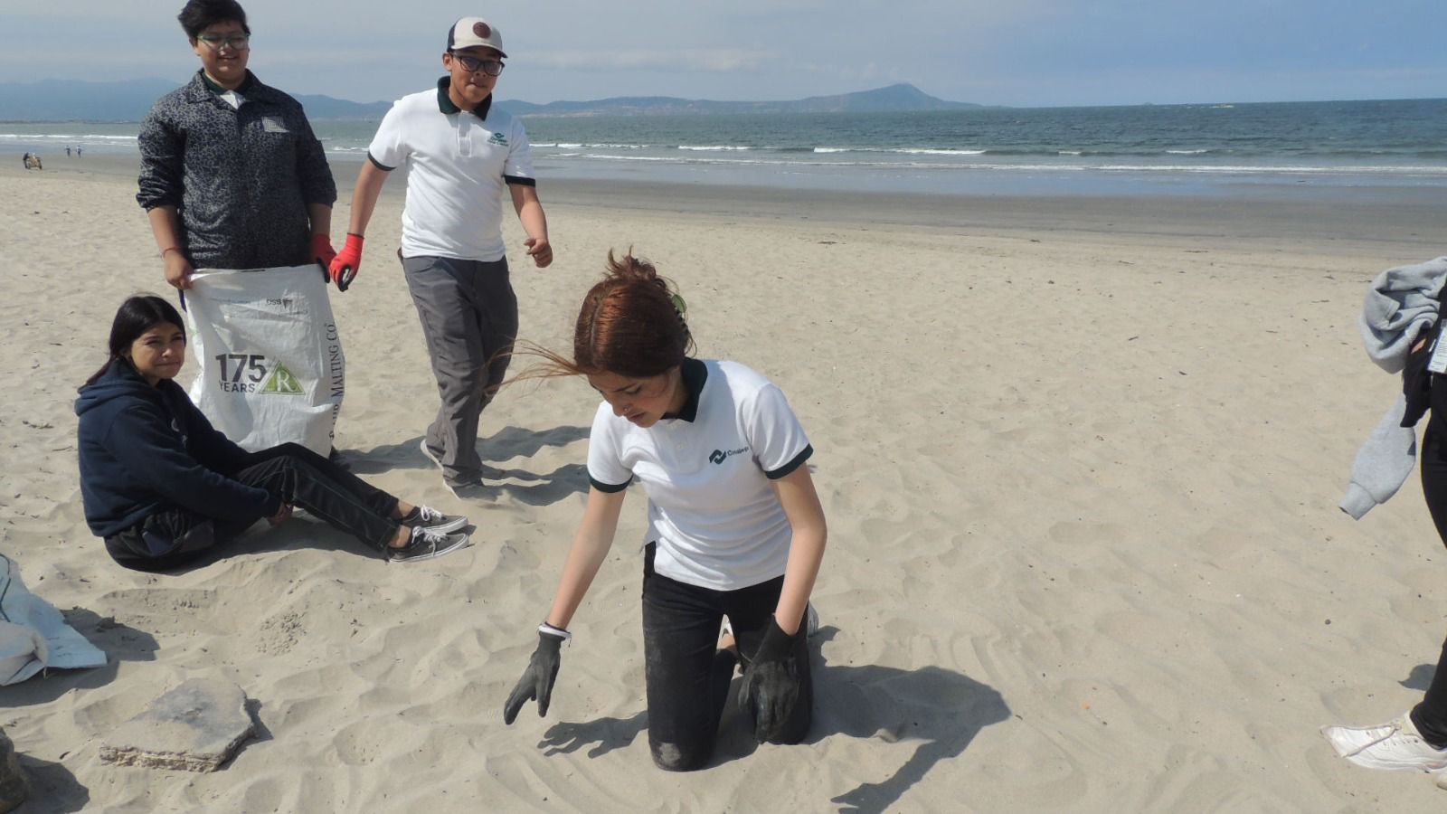 Estudiantes de CONALEP Ensenada se dieron a la tarea de limpiar residuos de plástico en la playa 1-2