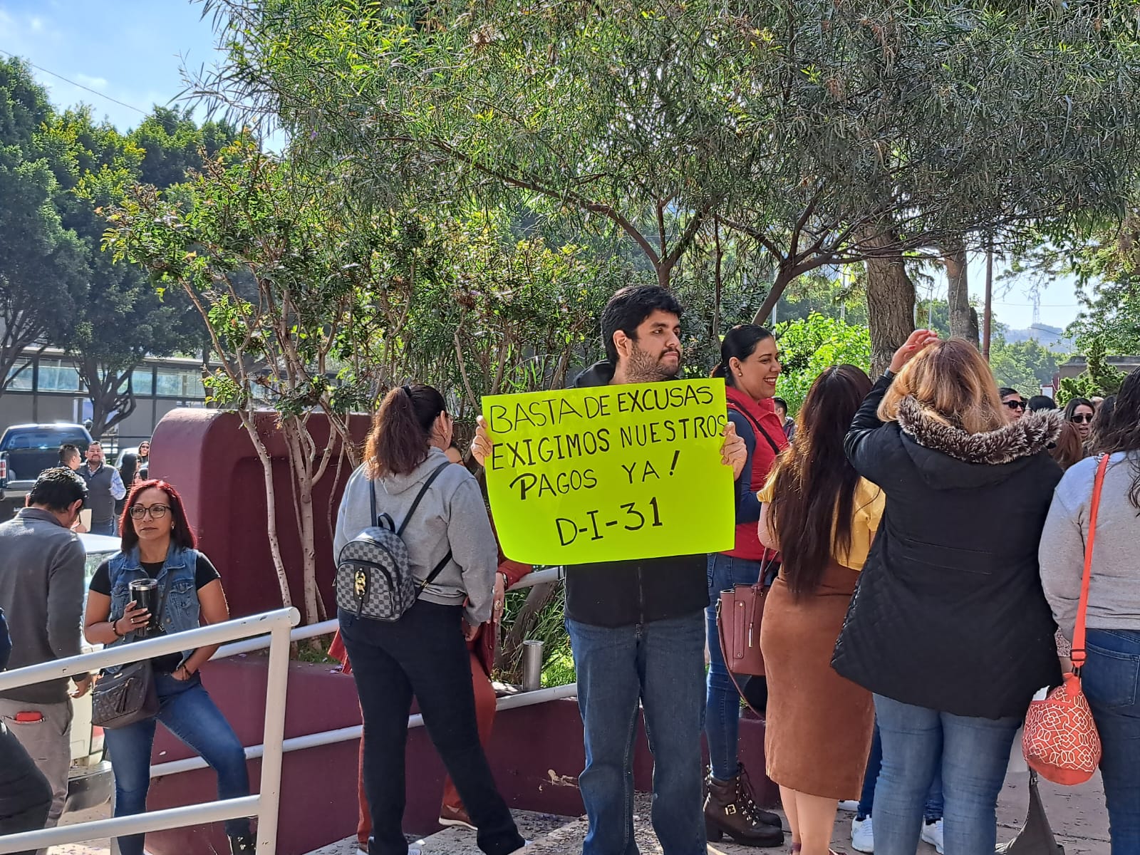 No comemos con el corazón por delante”, maestros reclaman a Marina del Pilar