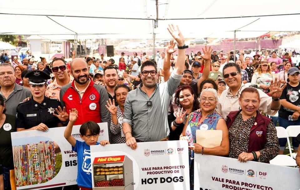 Entrega Armando Ayala apoyos sociales por cerca de 300 mil pesos en la colonia Ruiz Cortines