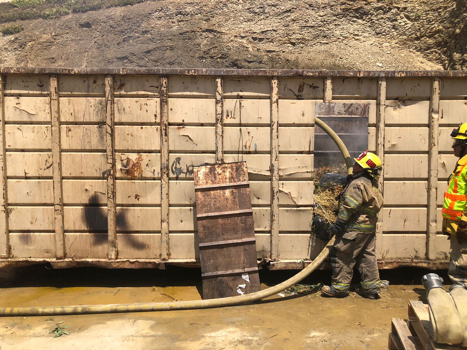 Evacuan Bomberos de Ensenada a 74 personas tras incendio en maquiladora 1-2