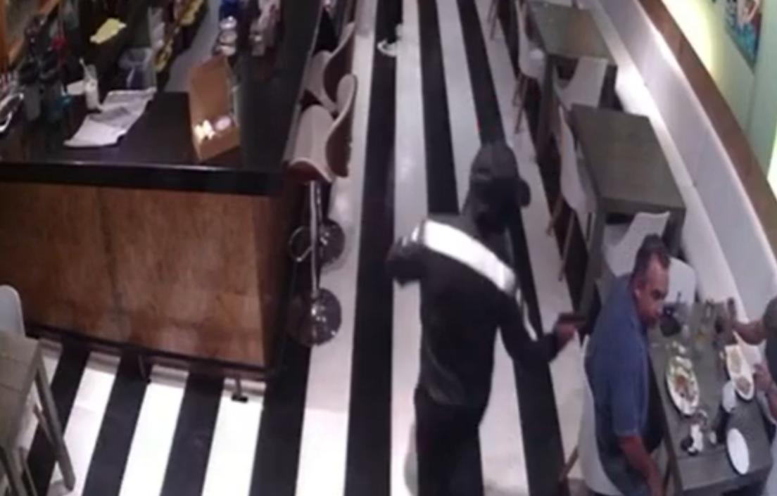 Hombres encapuchados y armados asaltan cafetería en Plaza de Los Cabos