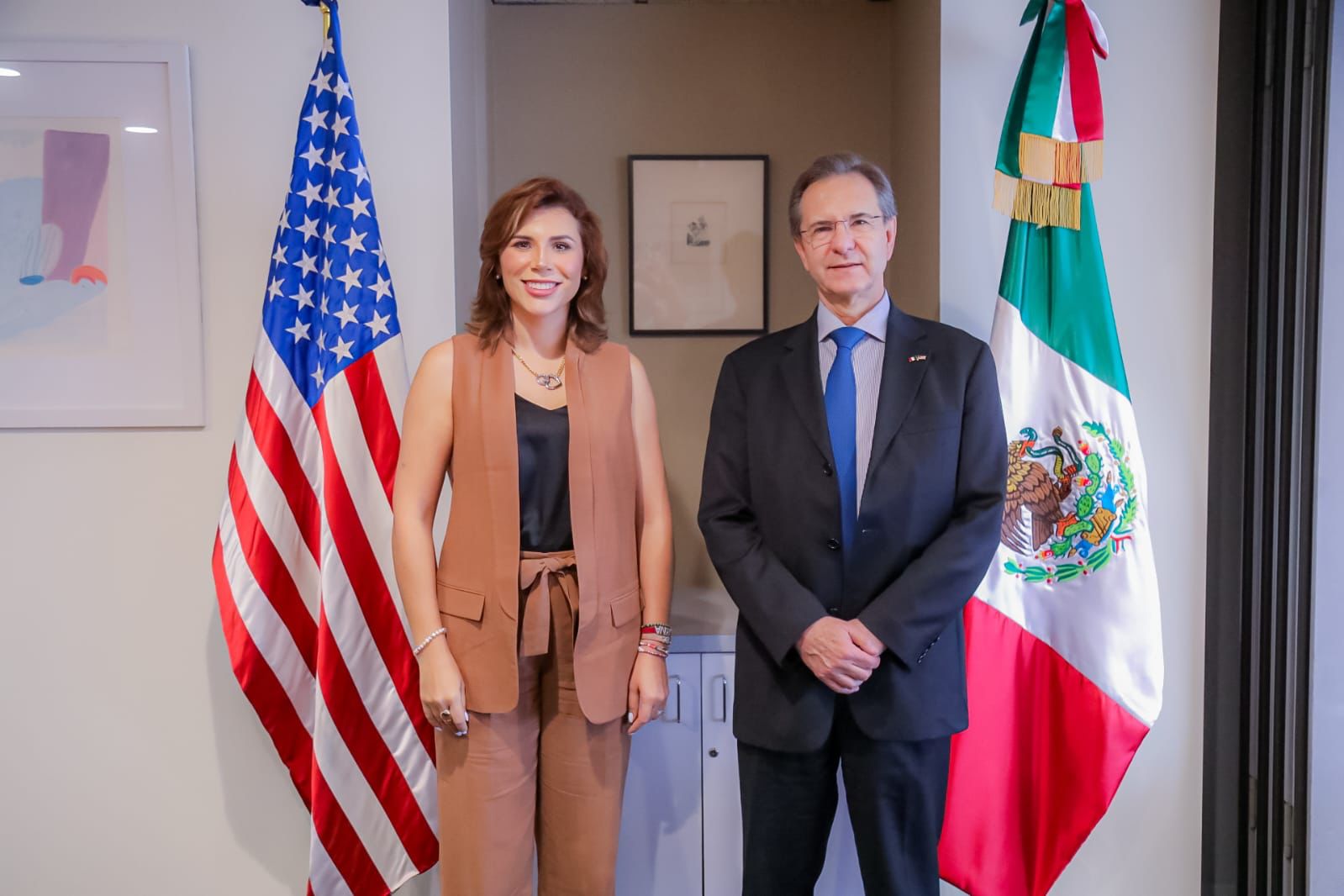 Marina del Pilar con el Embajador de México en Estados Unidos, Esteban Moctezuma Barragán. 1-4