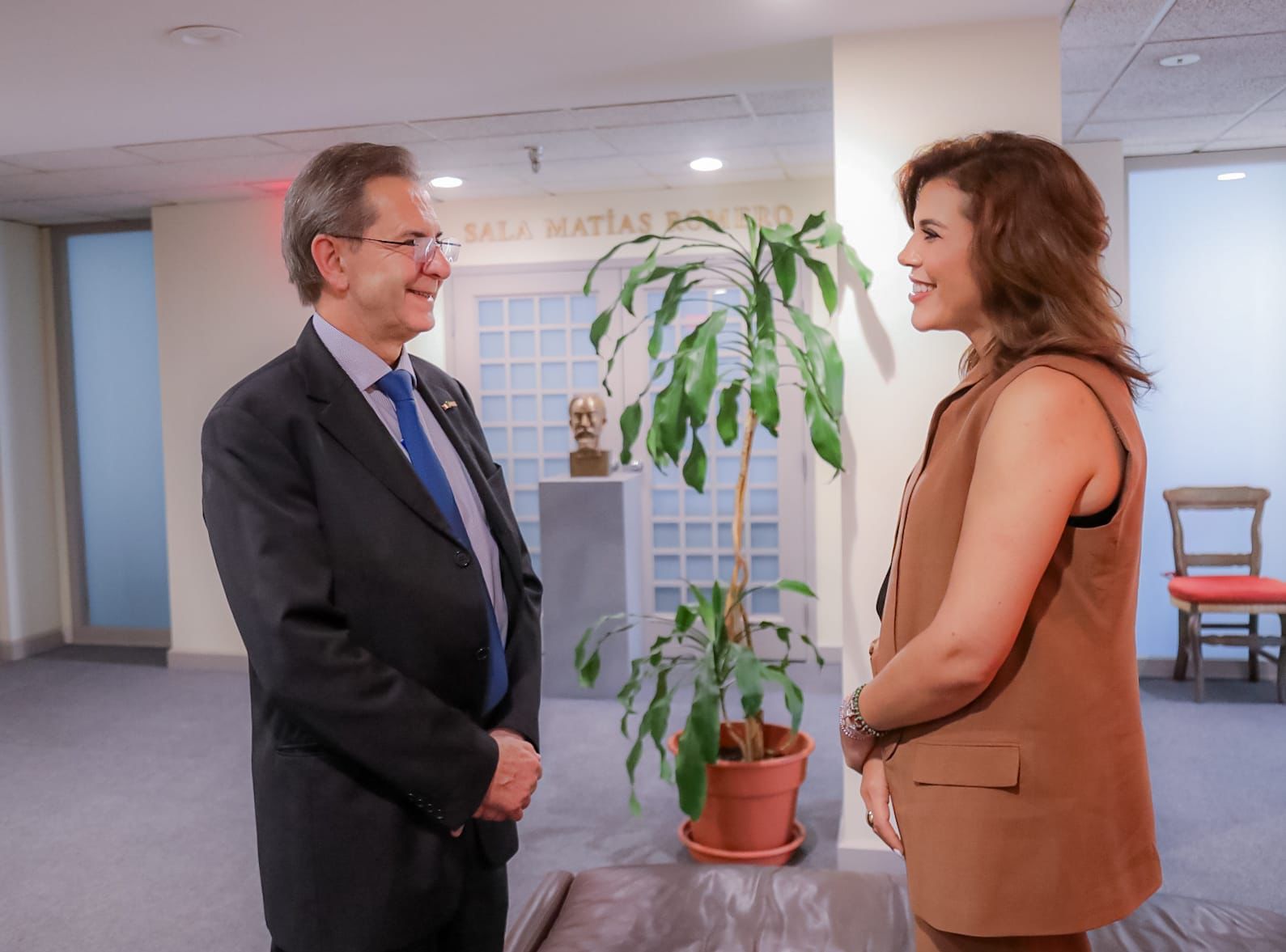 Marina del Pilar con el Embajador de México en Estados Unidos, Esteban Moctezuma Barragán. 3-4