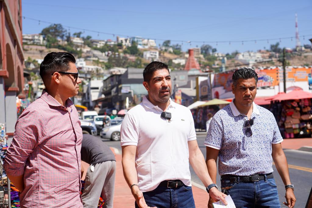 Remodela el gobierno de Ensenada las banquetas de la calle Primera 1-3