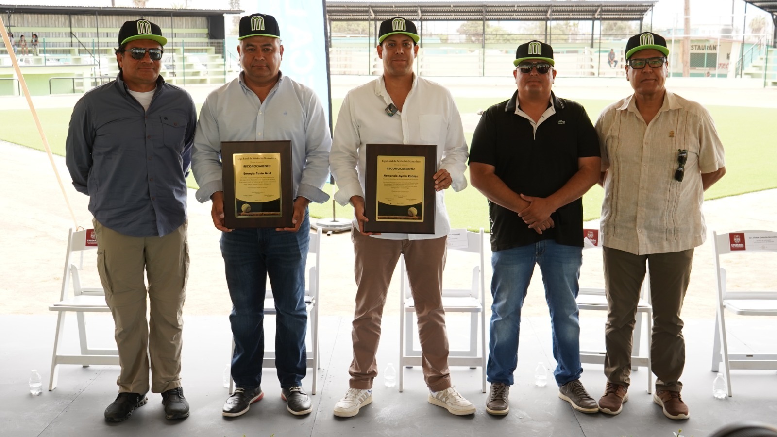 Entregan Gobierno de Ensenada y ECA LNG rehabilitación del campo Rubén Sánchez Legaspy 4-7