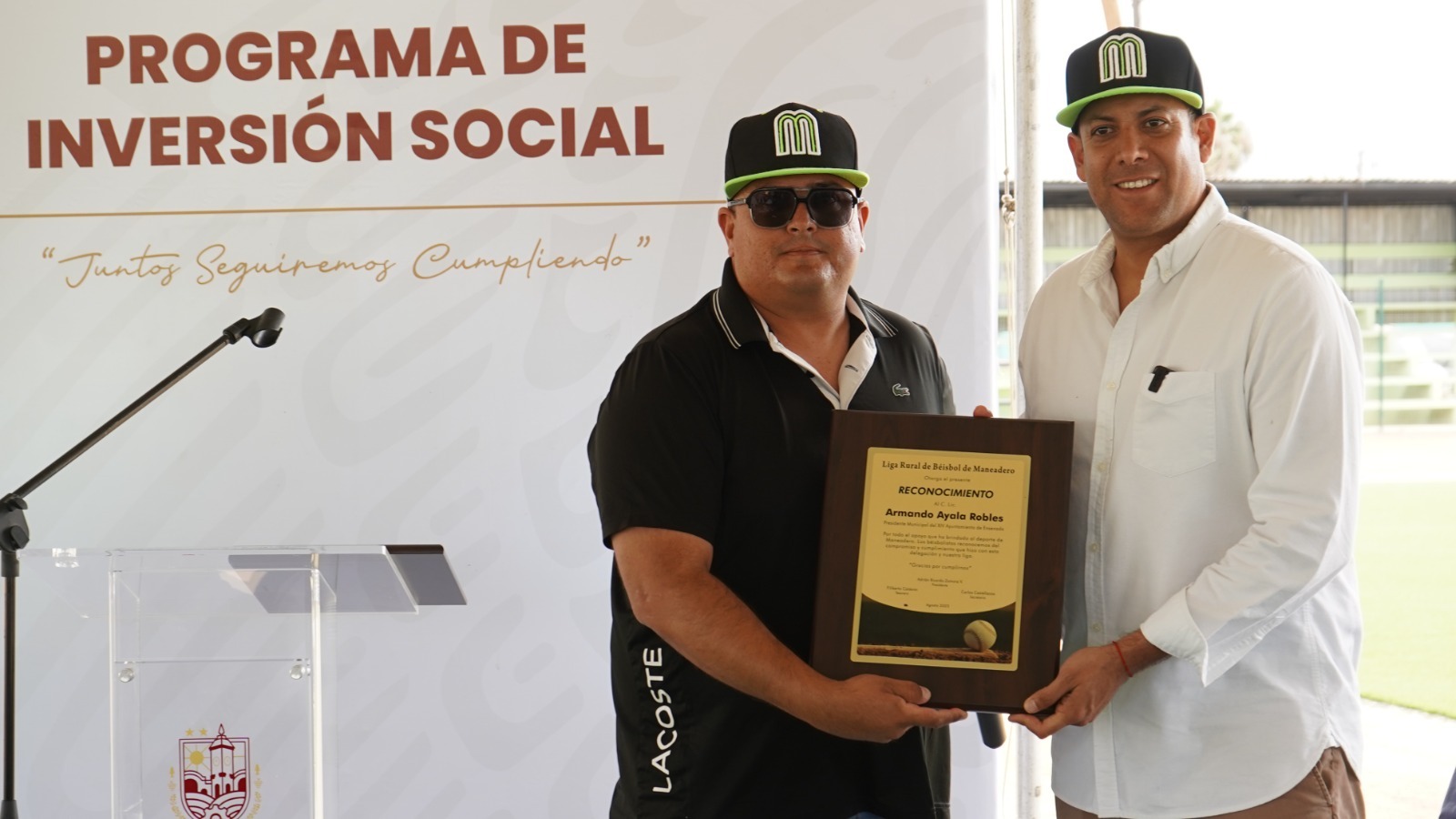 Entregan Gobierno de Ensenada y ECA LNG rehabilitación del campo Rubén Sánchez Legaspy 7-7