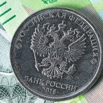 Caída del rublo cruza “línea psicológica” de 100 por 1 dólar