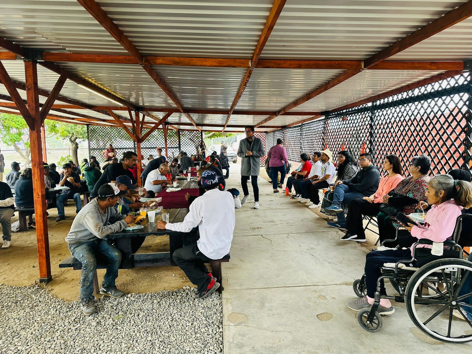 Donan techumbre para comedor comunitario de la calle Nueve 1-3