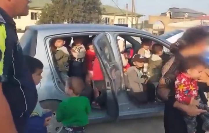 Un suceso alarmante se registró en Uzbekistán, 25 niños en un auto