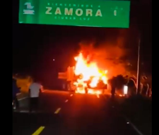 Zamora - Bloqueos y quema de vehículos