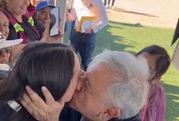 AMLO besa a la julietona, foto de X