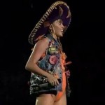 Bandera mexicana para azotar a Miley Cyrus ¿Deben sancionarla? VIDEO