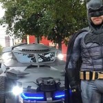 Batman en Monterey sale a dar rondines en su Batimovil para pedir a la gente que se quede en casa | VIDEO