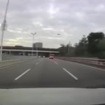 Vídeo: el techo de un Tesla sale volando en medio de una autopista en China