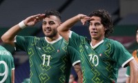 Alexis Vega y Diego Lainez celebran el tercer gol de México contra Japón, este viernes