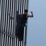 Un hombre escaló por fuera un enorme rascacielos de mas de 120 metros de altura (VÍDEO) 