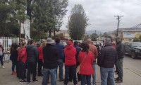 Escena con padres, alumnos y profesores