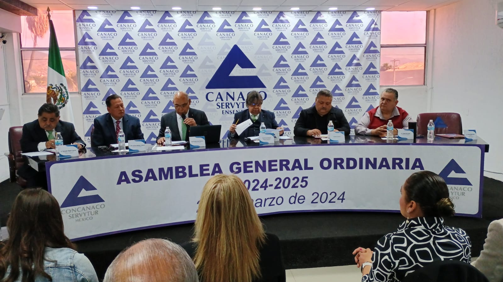 Con la representación del Presidente saliente, Rafael A. Chávez Montaño, en calidad de Presidente temporal condujo la asamblea.