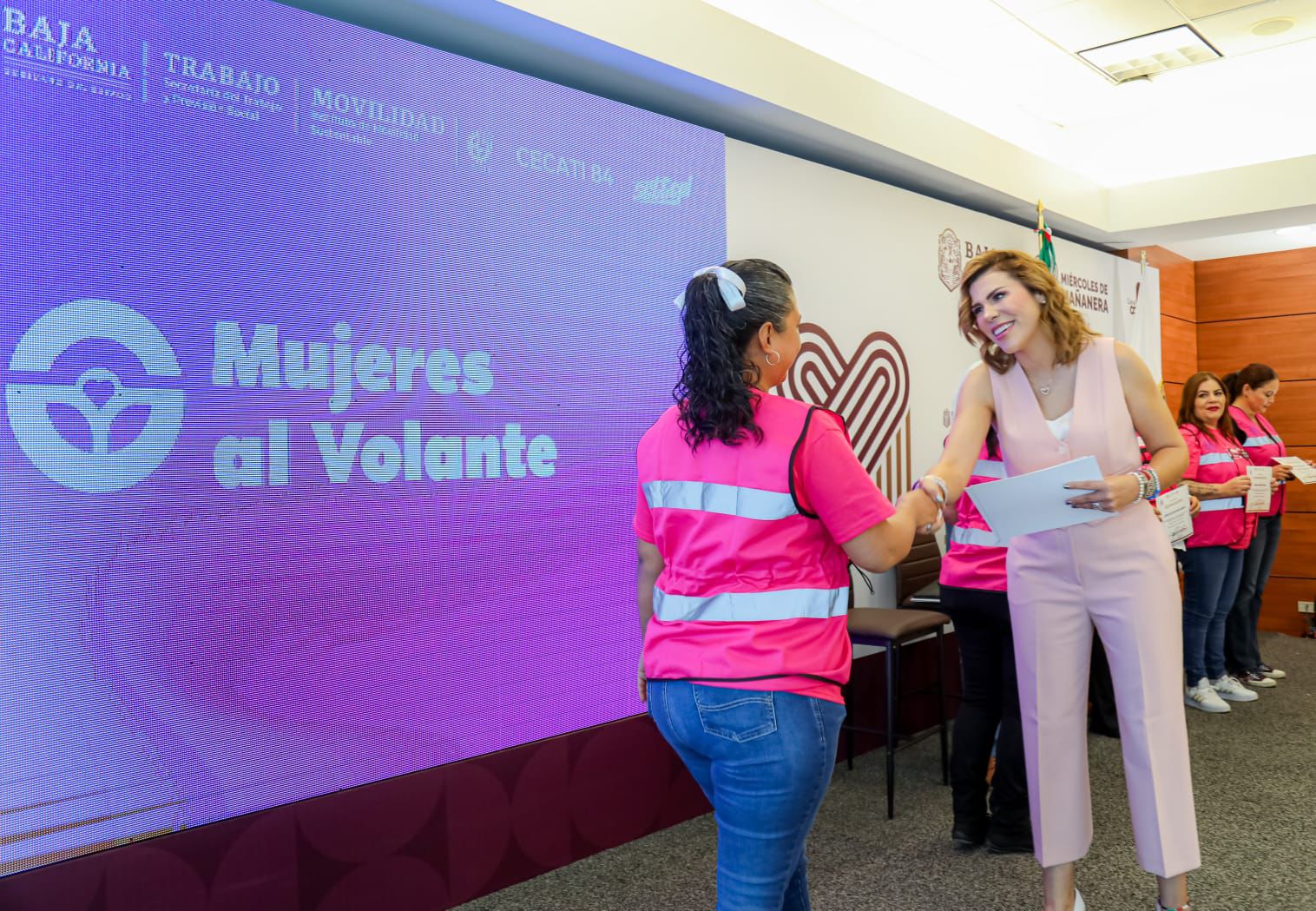Marina del Pilar entrega reconocimiento a egresada del programa Mujeres al Volante