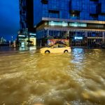En botes improvisados, residentes huyen de las inundaciones en Dubai