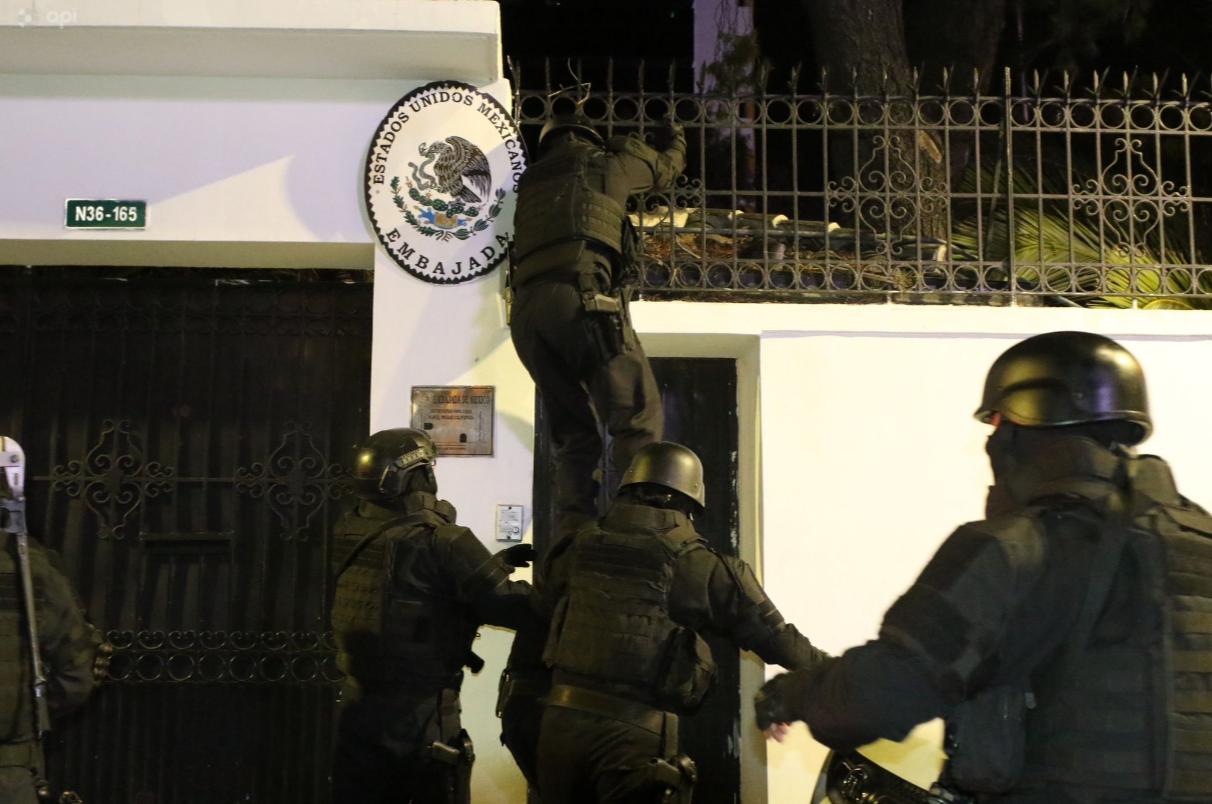 El Gobierno de Ecuador confirmó este viernes en la noche la detención de Jorge Glas en una operación policial en la Embajada de México en Quito, donde se encontraba el exvicepresidente desde diciembre