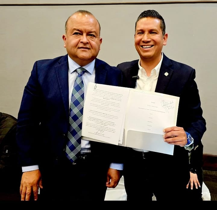 La firma de un pacto ante el Consejo Coordinador Empresarial de Ensenada por parte del candidato