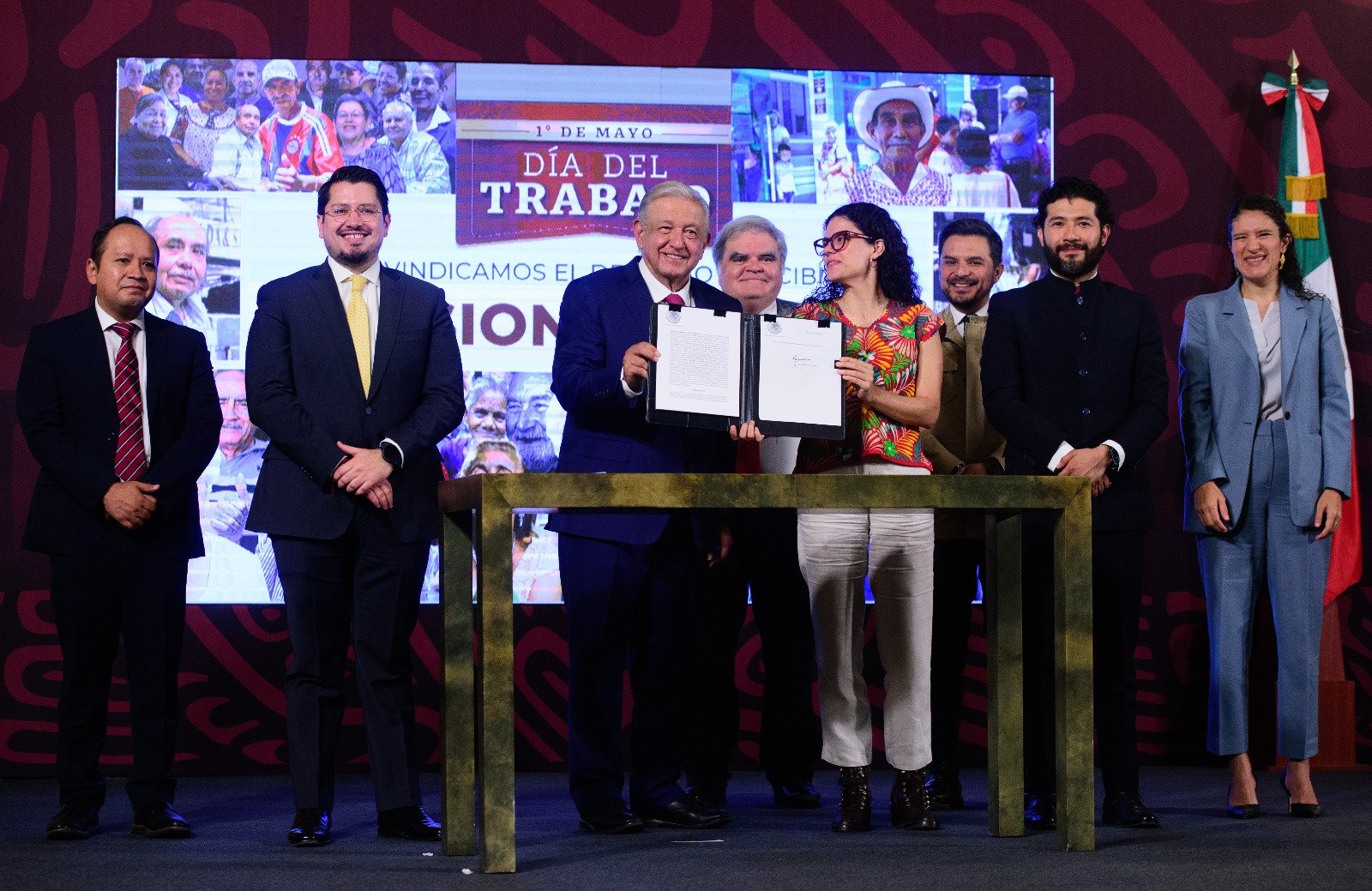 AMLO firma decreto del fondo sanguijuela